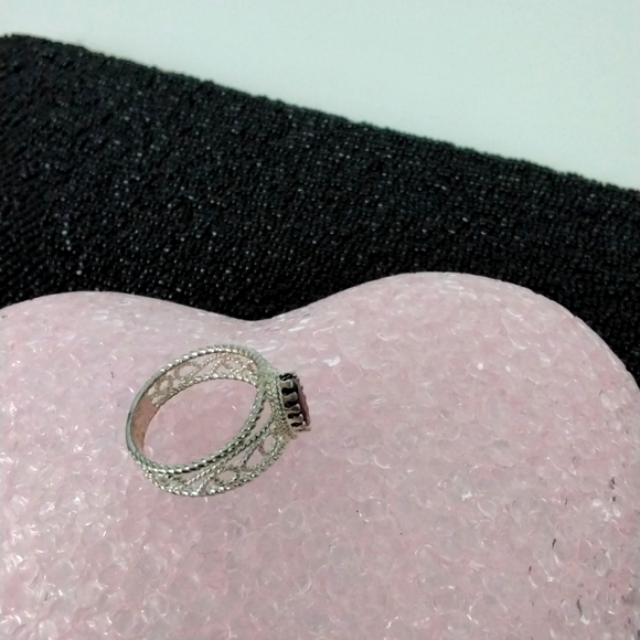 Silver tone filigree ring with red stone - Picture 5 of 7